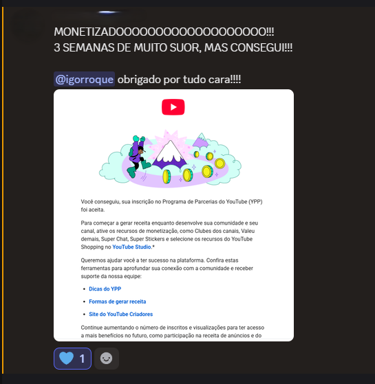 Feedback de aluno comemorando a monetização de um canal no YouTube